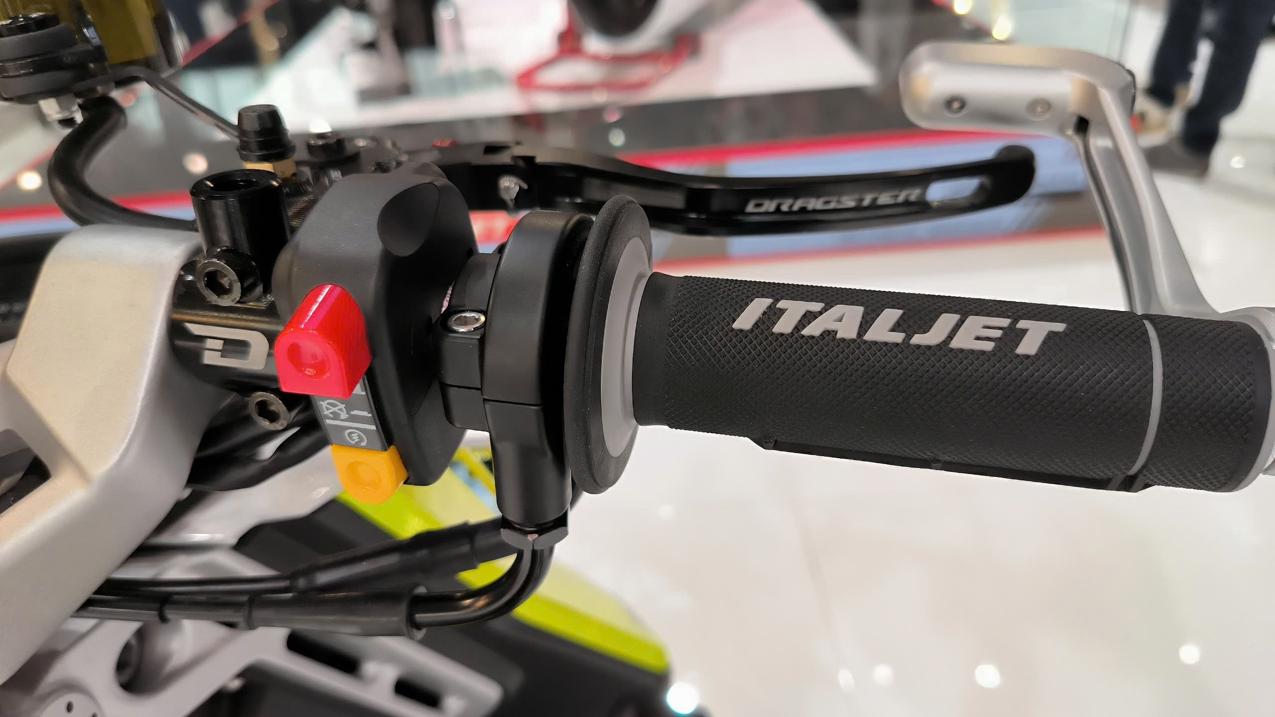 Italjet Dragster 300, Xe Tay Ga Thể Thao Thương Hiệu Từ Italy