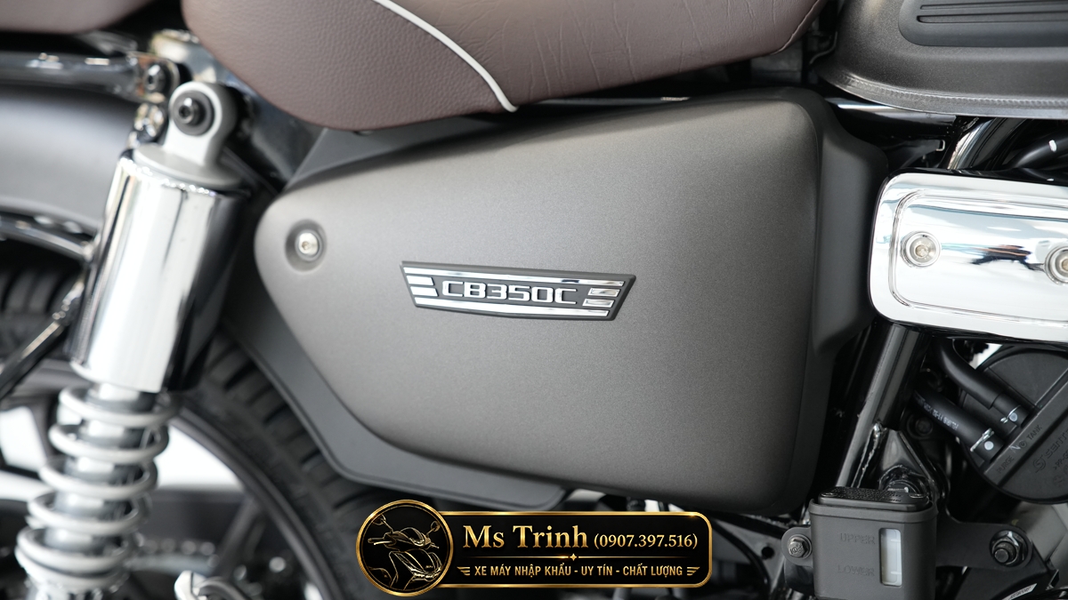 Logo CB350C trên hông xe Honda CB350C Pro 2026 cực kỳ tinh tế và nổi bật