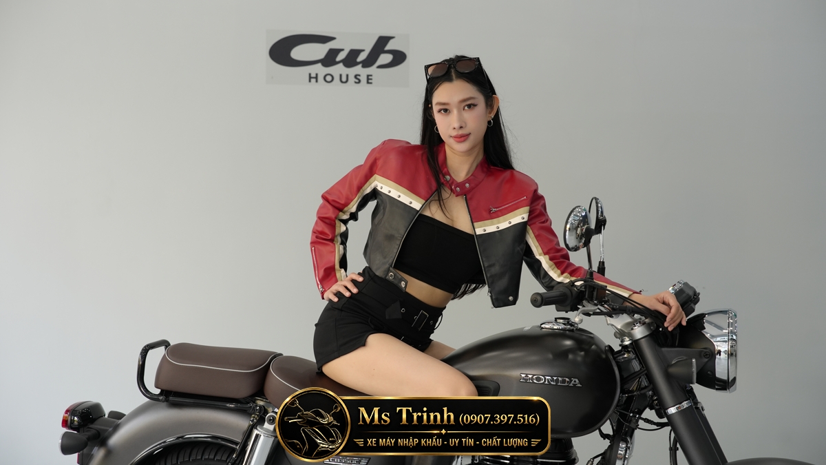 Người mẫu tạo dáng cùng Honda CB350C Pro 2026 phong cách retro cực kỳ cá tính