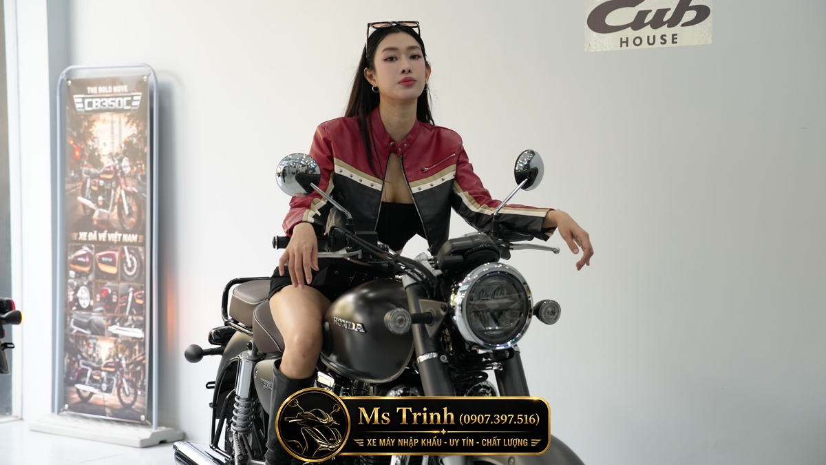 Người mẫu nổi bật bên Honda CB350C Pro 2026 màu đen nhám cực kỳ cuốn hút