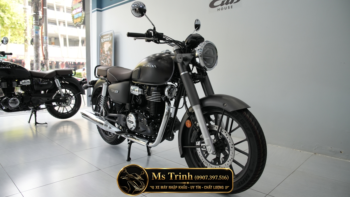 Honda CB350C Pro 2026 nổi bật với thiết kế retro roadster sang trọng tại showroom
