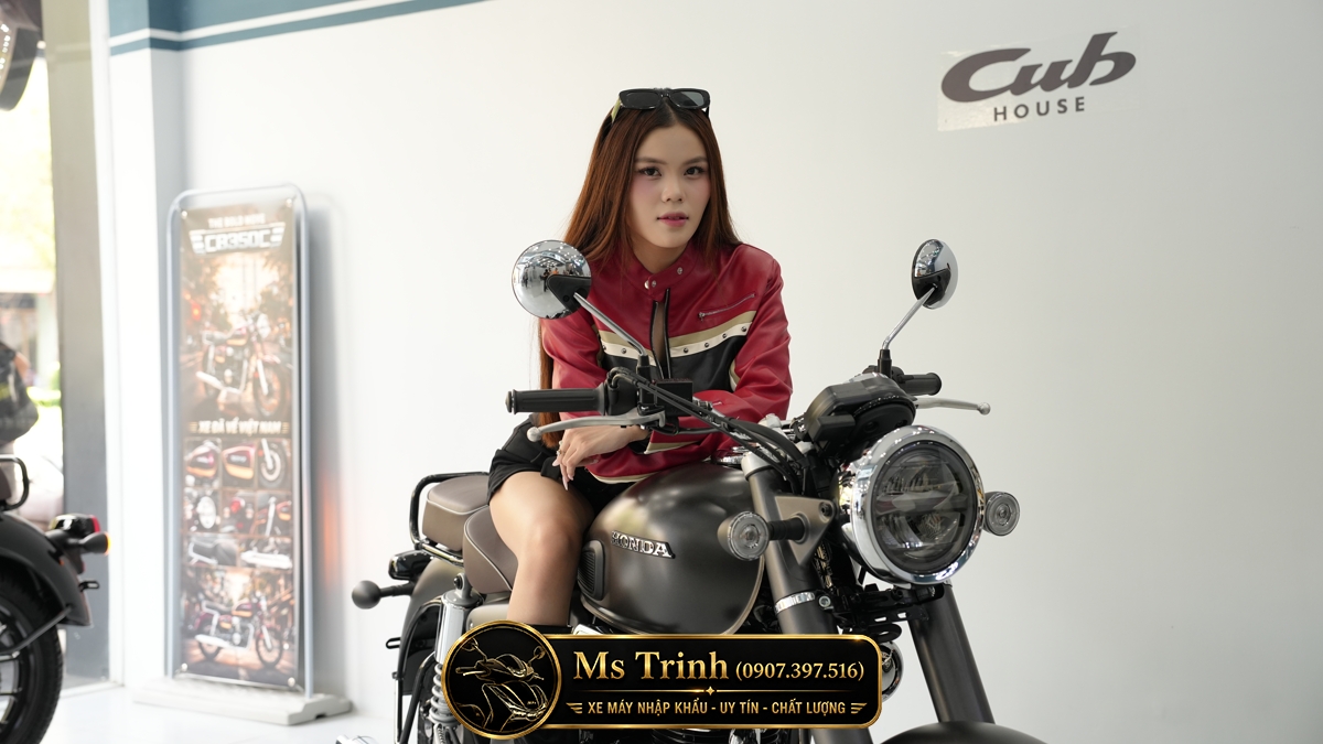 Honda CB350C Pro 2026 phối cùng người mẫu tạo cảm giác retro roadster thời thượng