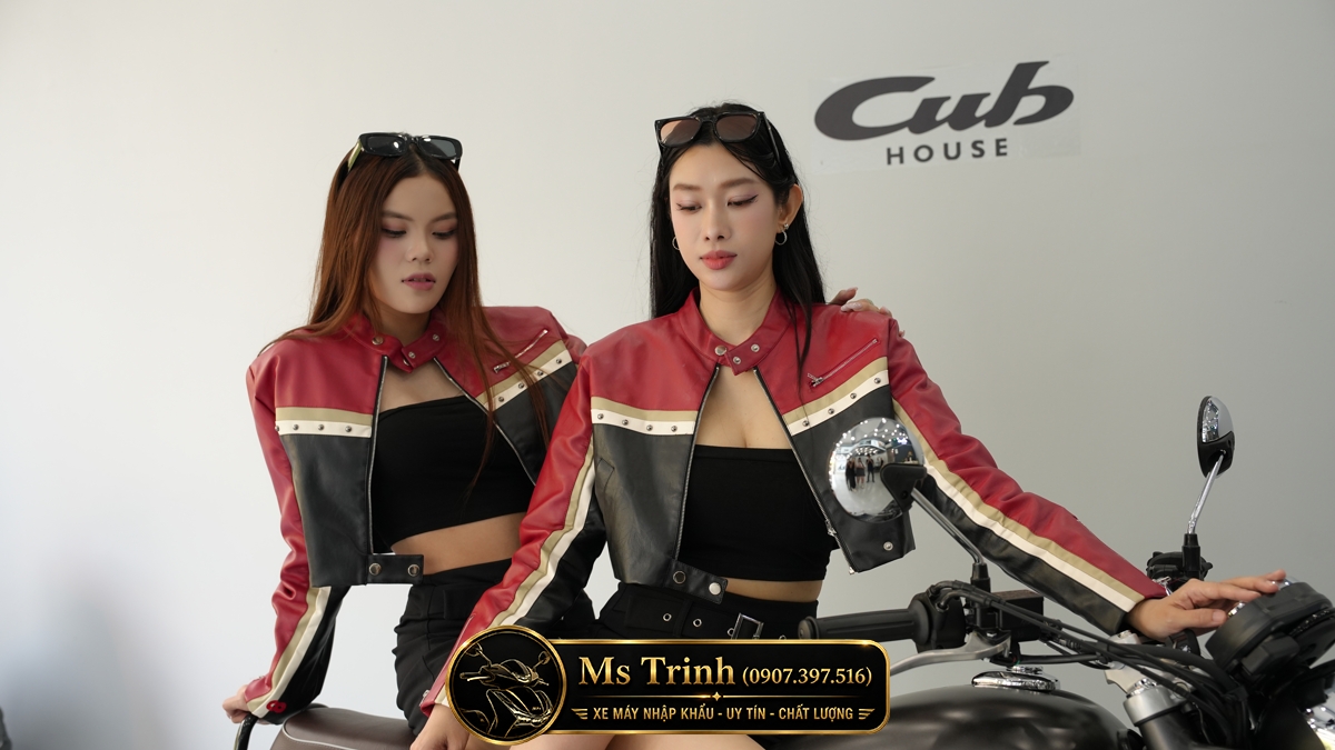 Hai người mẫu nổi bật bên Honda CB350C Pro 2026 phong cách classic đầy cuốn hút