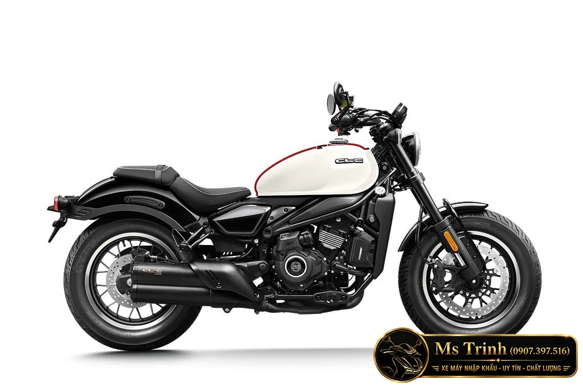 CFMoto 450CL-C AMT màu trắng ngà nhìn ngang với kiểu dáng cruiser thanh lịch