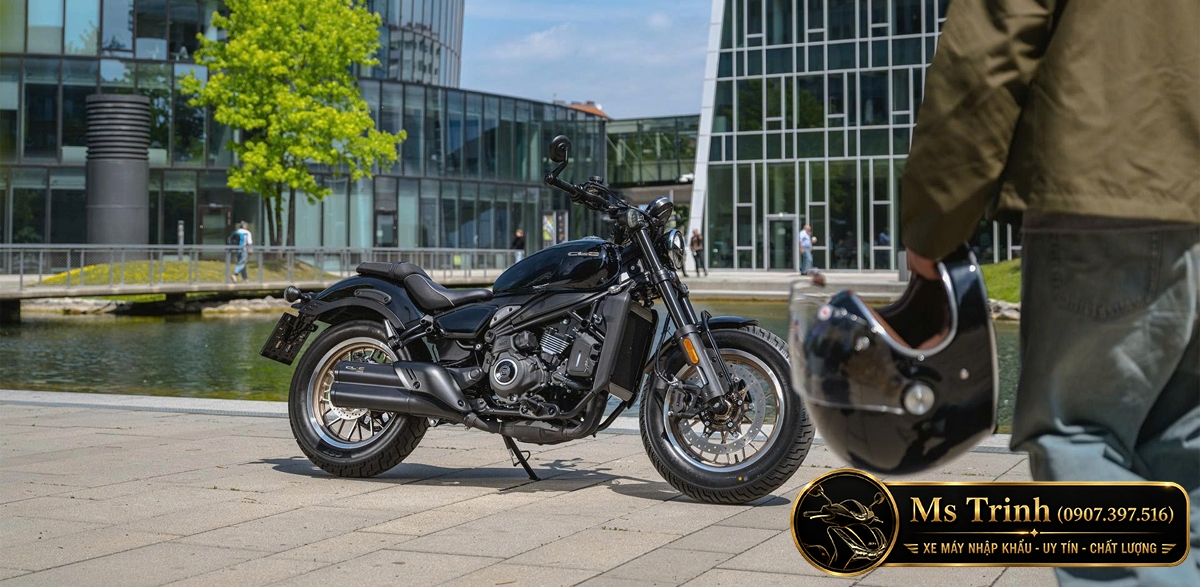 CFMoto 450CL-C AMT đỗ bên khu đô thị với thiết kế cruiser cổ điển pha nét hiện đại