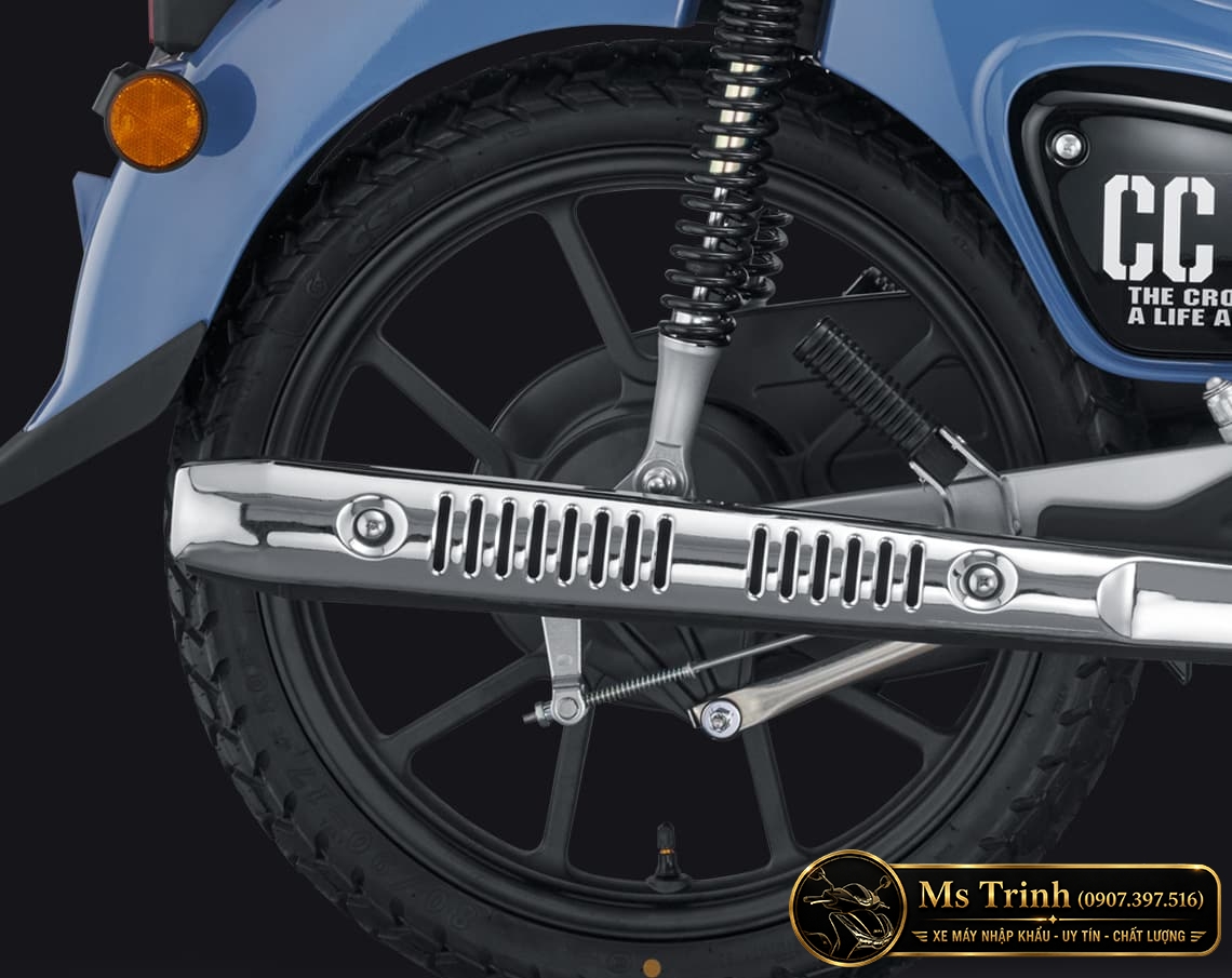 Bánh sau Honda Cross Cub 110 2026 với mâm đúc, giảm xóc đôi và tấm chắn pô mạ sáng
