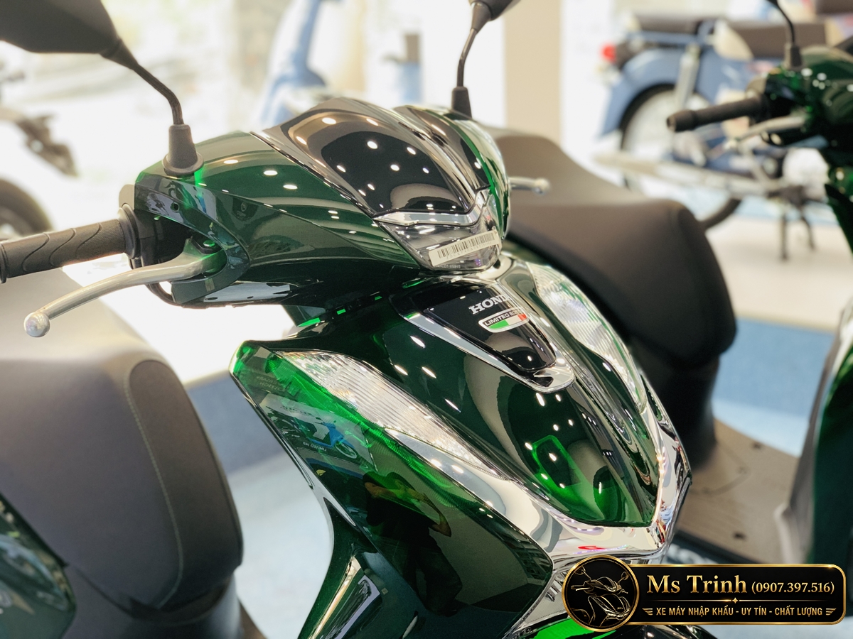 Góc nghiêng đầu xe Honda SH150 Vetro Green phiên bản giới hạn