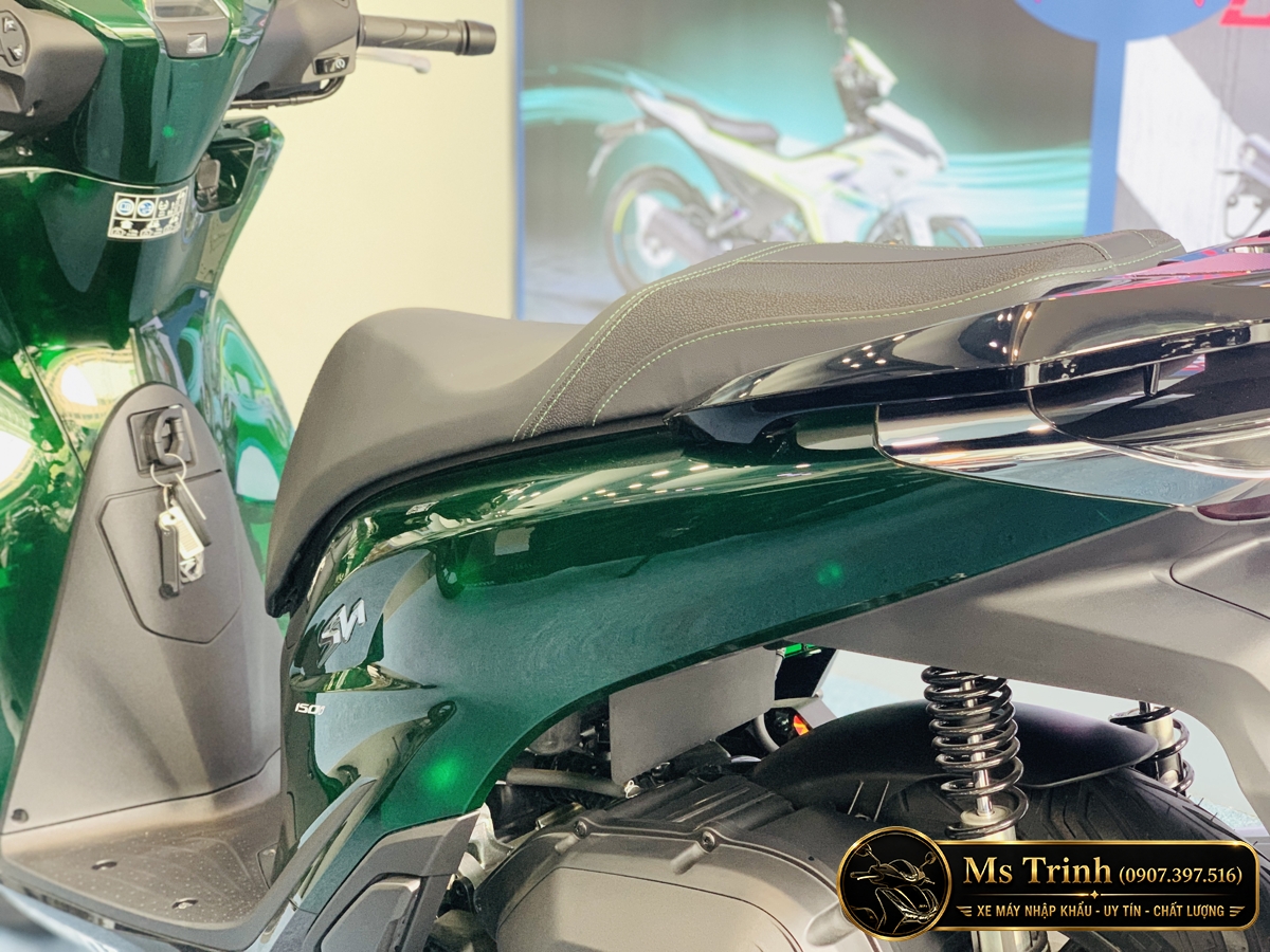 Thân sau Honda SH150 Vetro Green với yên xe màu đen